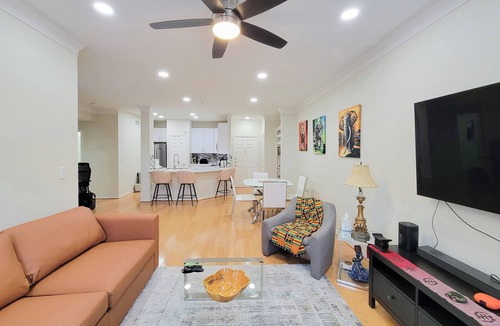 Uptown Condo | Galleria Luxe Condo - Balcony, EV Charger, Pool, Gym & Workspace