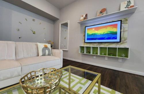 Uptown Apartment | Galleria Premium 3 Story Home Sleeps 8