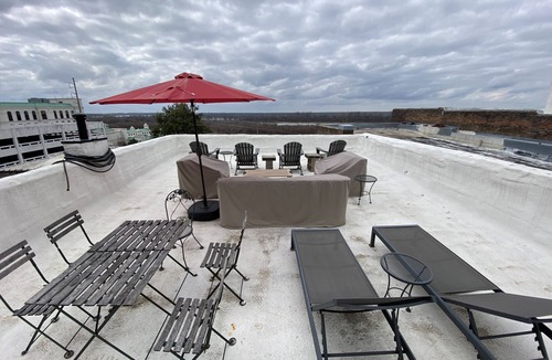 Vicksburg Condo | Gallery Loft Riverview Rooftop Terrace Elevator