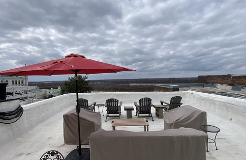 Vicksburg Condo | Gallery Loft Riverview Rooftop Terrace Elevator