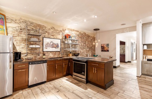 Downtown Nashville Condo | Gallery Loft *Walk to Broadway* PrintersAlleyLofts