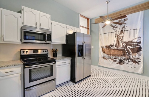 Beach Institute Apartment | Gallery Stays - Amiri Pop