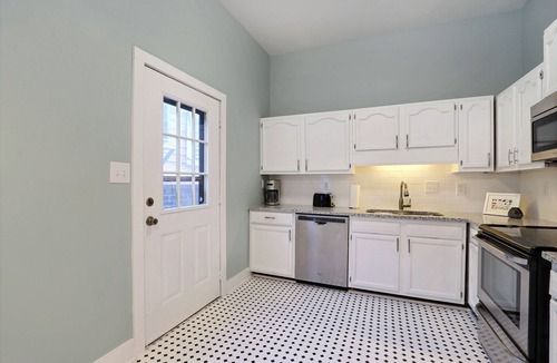 Beach Institute Apartment | Gallery Stays - Amiri Pop