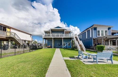 Dickinson House | Galveston Bay Views & Pier! San Leon Gulf Getaway
