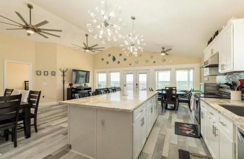 Dickinson House | Galveston Bay Views & Pier! San Leon Gulf Getaway