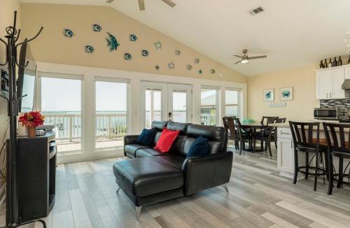 Dickinson House | Galveston Bay Views & Pier! San Leon Gulf Getaway
