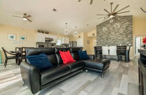 Dickinson House | Galveston Bay Views & Pier! San Leon Gulf Getaway