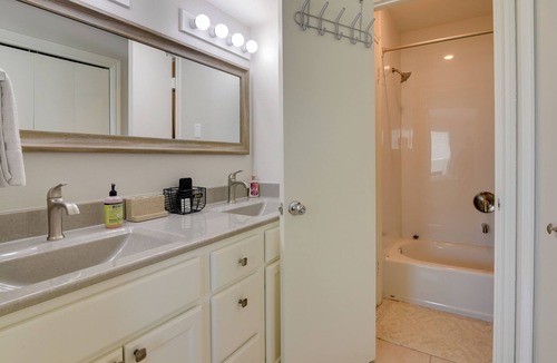 Galveston House | Galveston Townhome w/Balconies: Walk to Beach!