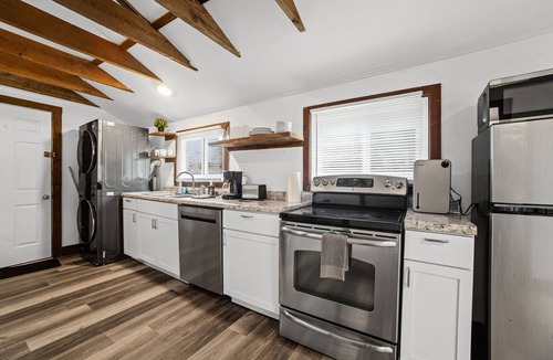 Kansas City House | Game Day Cabin Retreat Near KC Sleeps Easy 1BR