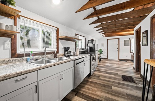 Kansas City House | Game Day Cabin Retreat Near KC Sleeps Easy 1BR