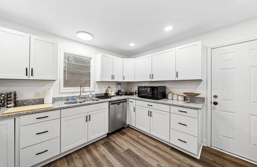 Athens House | Game Day Getaway | 2K Beds | Spacious & Clean | Near UGA Athens