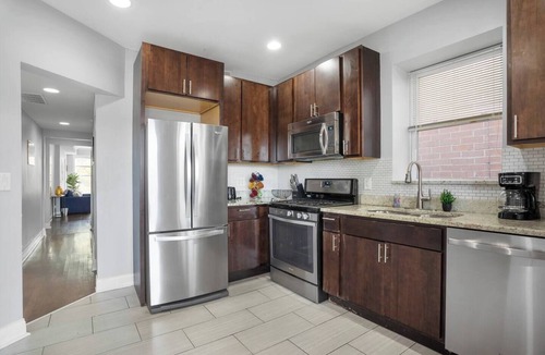 Lakeview Apartment | Game Day Getaway - 3BR in Vibrant Wrigleyville