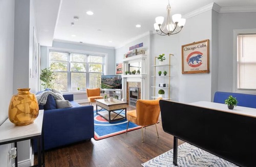 Lakeview Apartment | Game Day Getaway - 3BR in Vibrant Wrigleyville