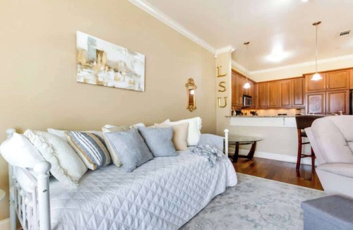 Highlands - Perkins Condo | Game Day Getaway - Steps to LSU