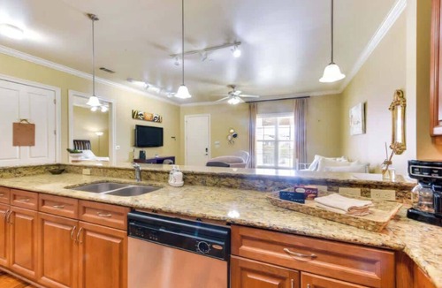 Highlands - Perkins Condo | Game Day Getaway - Steps to LSU