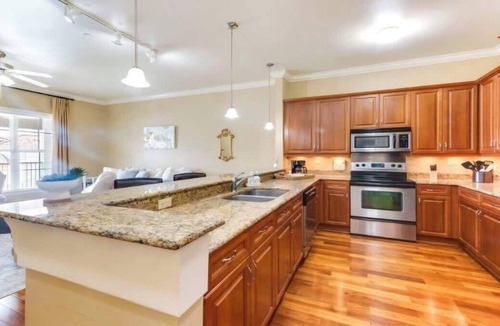 Highlands - Perkins Condo | Game Day Getaway - Steps to LSU