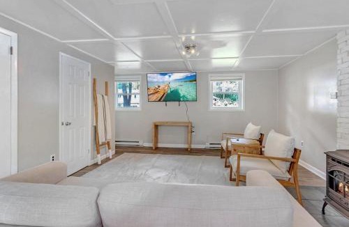 Park Forest Village House | Game Day Haven With Bar & Deck