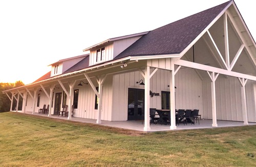 College Station House | Game Day/Large Group Rental on Beautiful 30 acre Property. 7.5 Miles from TAMU