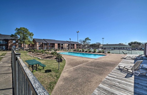 College Station Apartment | Game Day Retreat: Pool Access, 2 Mi to Texas A & M