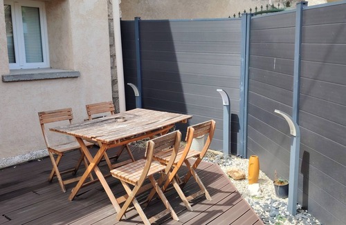 Villeneuve-sous-Dammartin Apartment | Game. house with large screen, 10 minutes from Roissy-CDG. Ideal for everyone.
