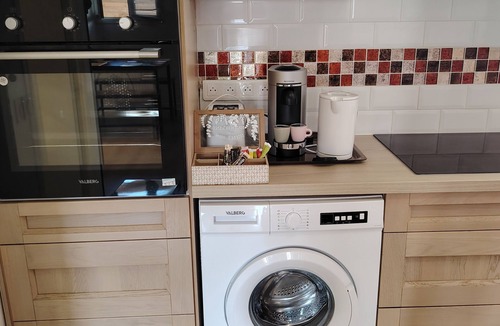 Villeneuve-sous-Dammartin Apartment | Game. house with large screen, 10 minutes from Roissy-CDG. Ideal for everyone.