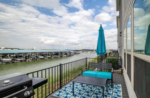 Rowlett House | Game On! Lakefront Getaway for World Cup Fans