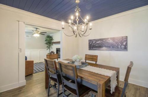 Savannah House | Game Room - 100 inch projector - By Marsh