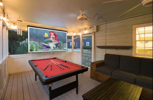 Savannah House | Game Room - 100 inch projector - By Marsh