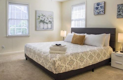 Savannah House | Game Room - 100 inch projector - By Marsh