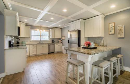 Savannah House | Game Room - 100 inch projector - By Marsh