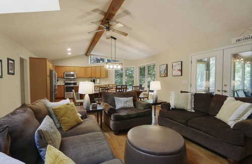 McGaheysville House | Game Room~Grill~Screen Porch~Fireplace~Top of Mountain~Walk to Most Amenities
