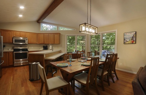 McGaheysville House | Game Room~Grill~Screen Porch~Fireplace~Top of Mountain~Walk to Most Amenities