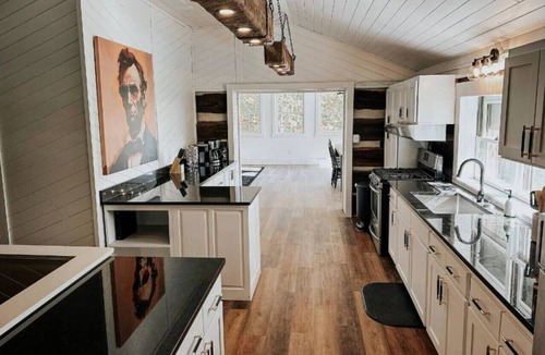 Laurelville Cabin | Game room, hot tub, SAUNA, cold plunge retreat!