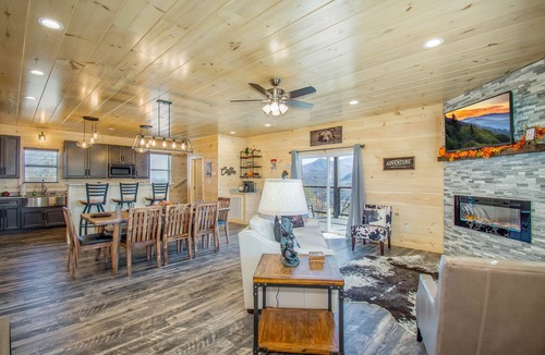 Cottage Gardens Cabin | Game Room, Hot Tub, Stunning Views! 8 min easy drive to downtown