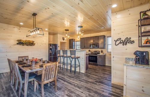 Cottage Gardens Cabin | Game Room, Hot Tub, Stunning Views! 8 min easy drive to downtown