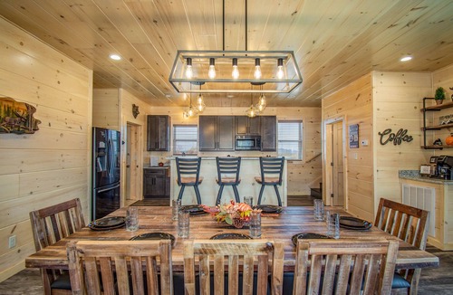 Cottage Gardens Cabin | Game Room, Hot Tub, Stunning Views! 8 min easy drive to downtown