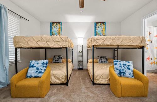 West San Antonio House | Game Room - Massage Chairs - Spacious - 8 King Bds