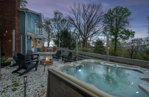 Royal Pines House | Game Room & Mini Golf Hot Tub Fire Pit