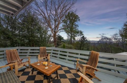 Royal Pines House | Game Room & Mini Golf Hot Tub Fire Pit