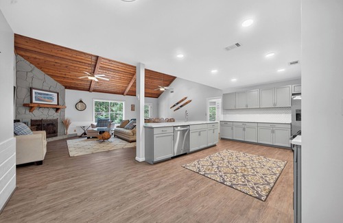 Eatonton House | GAME ROOM, QUIET COVE & DOCK! LAKEFRONT! SLEEPS 16