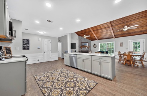 Eatonton House | GAME ROOM, QUIET COVE & DOCK! LAKEFRONT! SLEEPS 16