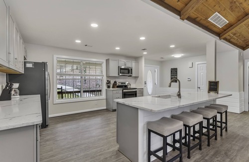 Eatonton House | GAME ROOM, QUIET COVE & DOCK! LAKEFRONT! SLEEPS 16