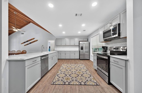 Eatonton House | GAME ROOM, QUIET COVE & DOCK! LAKEFRONT! SLEEPS 16