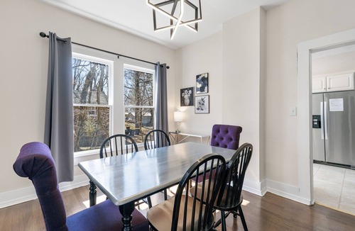 Harrison House | Game Themed, sleeps 12, king beds, walking distance to downtown & splash pad!
