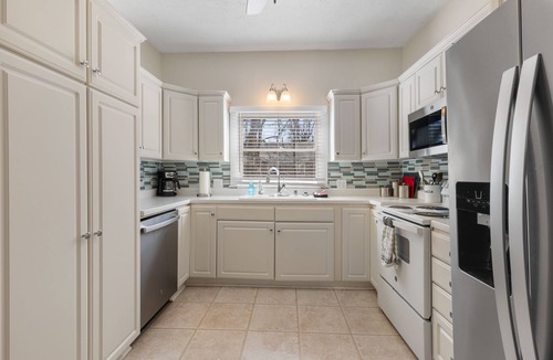 Harrison House | Game Themed, sleeps 12, king beds, walking distance to downtown & splash pad!
