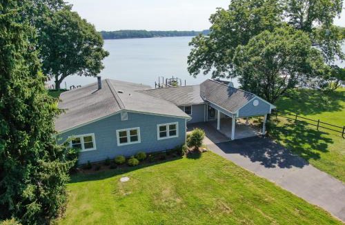 Mount Holly House | Game Themed Waterfront Fun at Easthaven