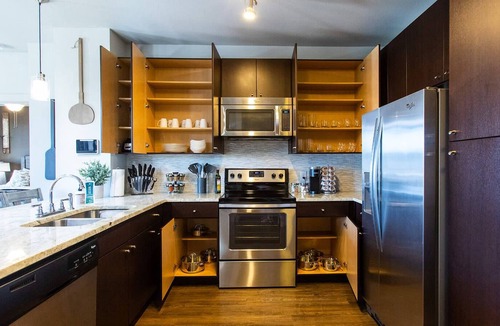 Knox - Henderson Apartment | GameofThrones|Sleeps 6|Walk Everywhere|King Suite