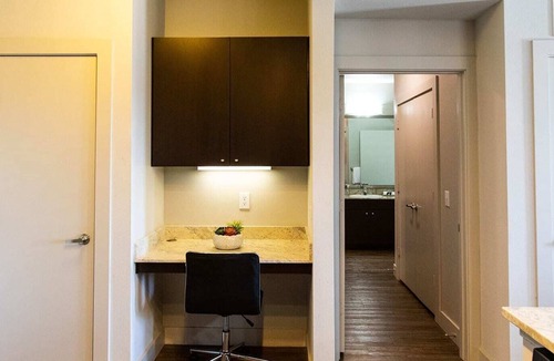 Knox - Henderson Apartment | GameofThrones|Sleeps 6|Walk Everywhere|King Suite