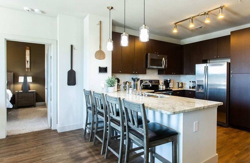 Knox - Henderson Apartment | GameofThrones|Sleeps 6|Walk Everywhere|King Suite