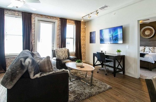 Knox - Henderson Apartment | GameofThrones|Sleeps 6|Walk Everywhere|King Suite